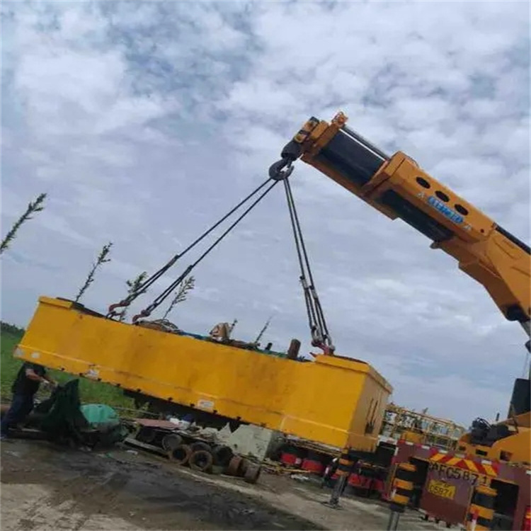 熊口镇吊运集装箱的吊车